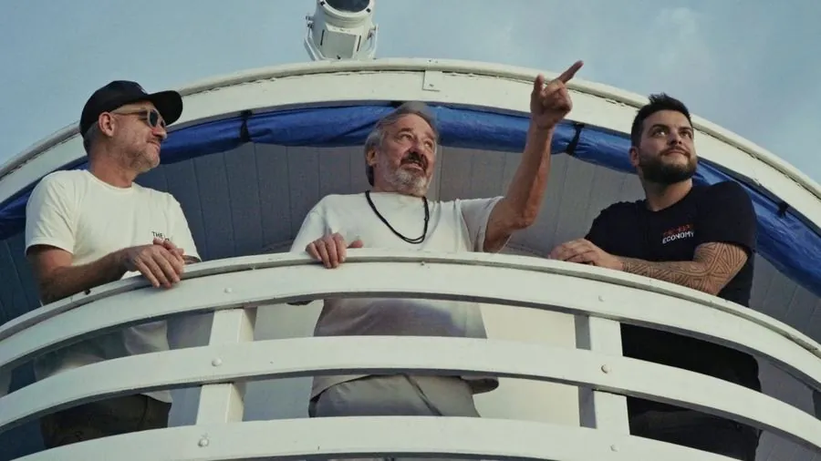 Equipe do documentário em expedição de barco